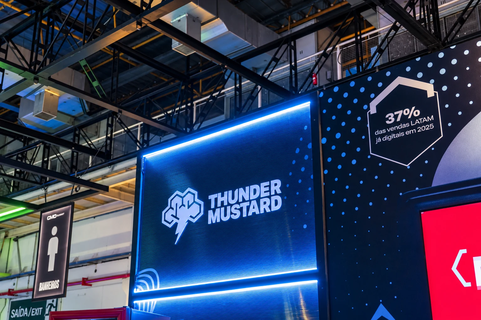 Letreiro iluminado da Thunder Mustard em seu estande.