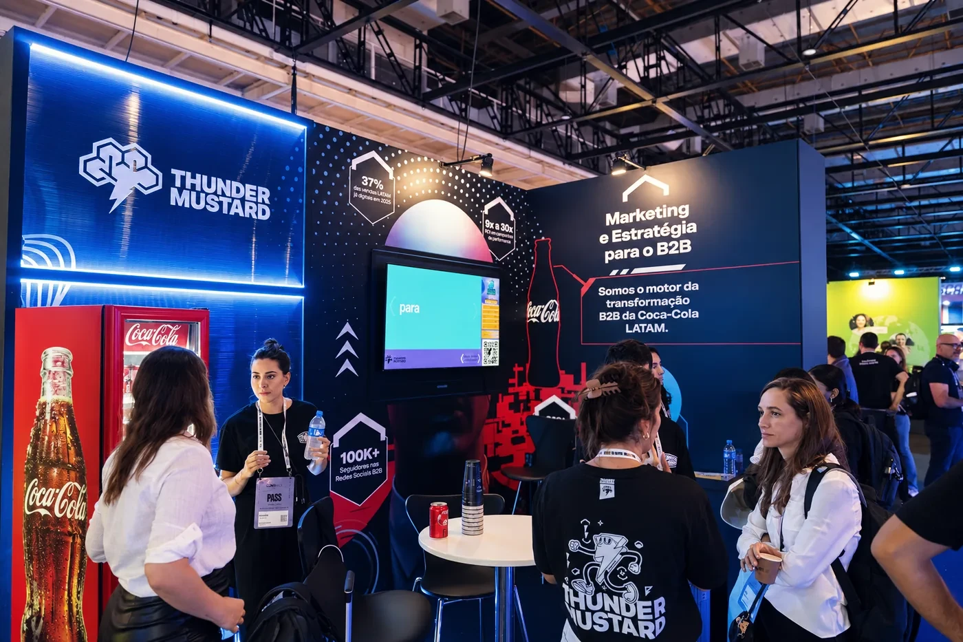 Equipe da Thunder Mustard conversando com visitantes em seu estande de marketing e estratégia B2B.